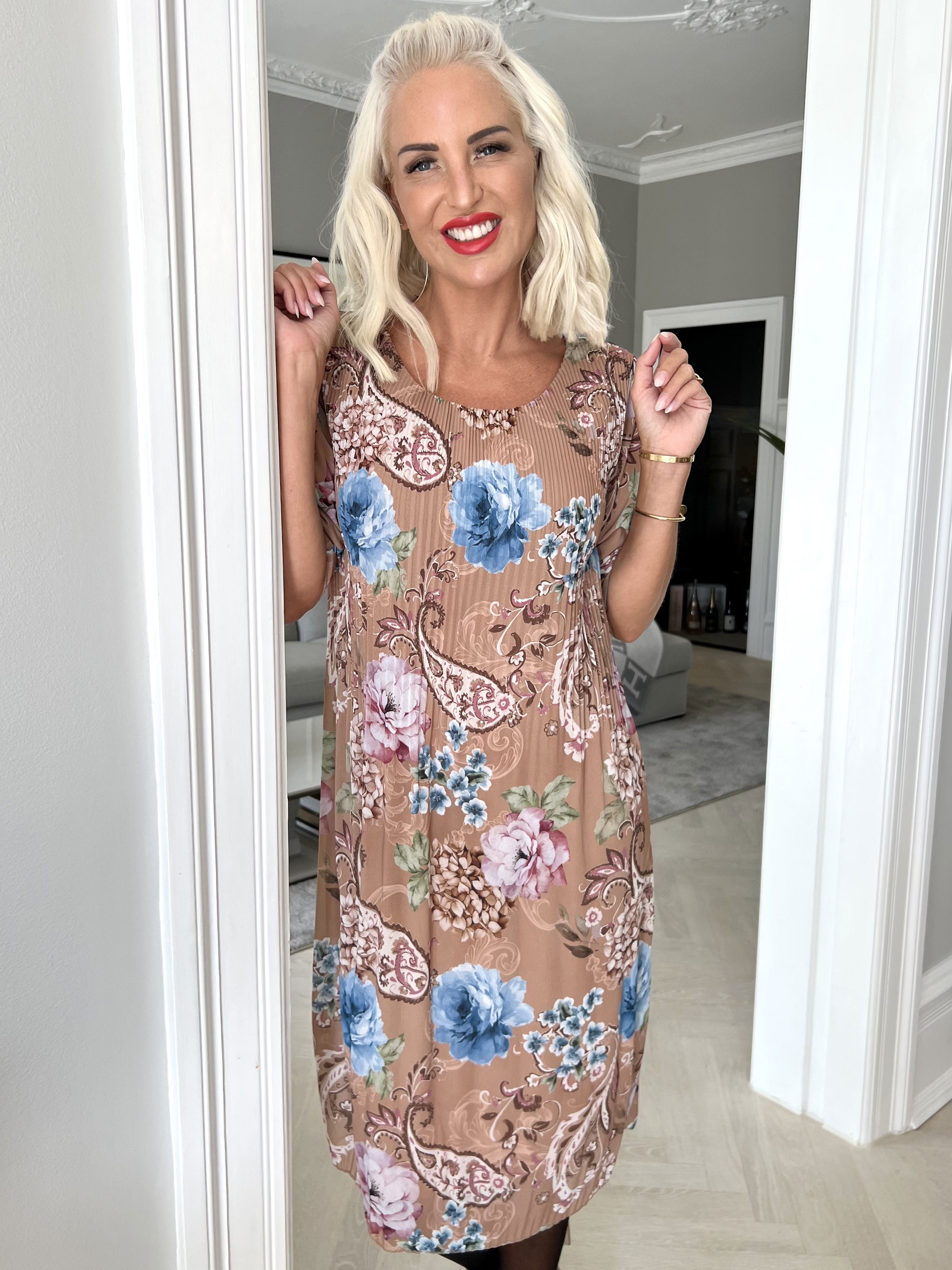 Zion Flower - Plisseret kjole med blomsterprint